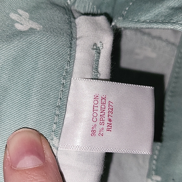 Never worn SO Chino shortie shorts in olive green with white cactus, sz 1 - Picture 5 of 7